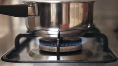 kaynar su ocakta mutfak.