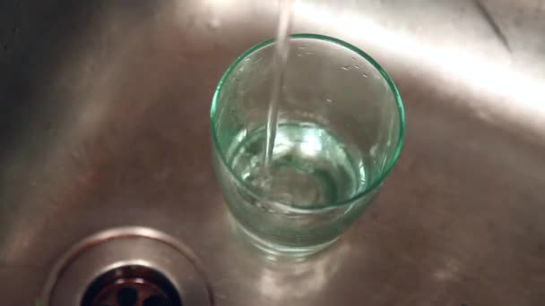 Mosogató vízfeltöltéssel üveg. — Stock videók