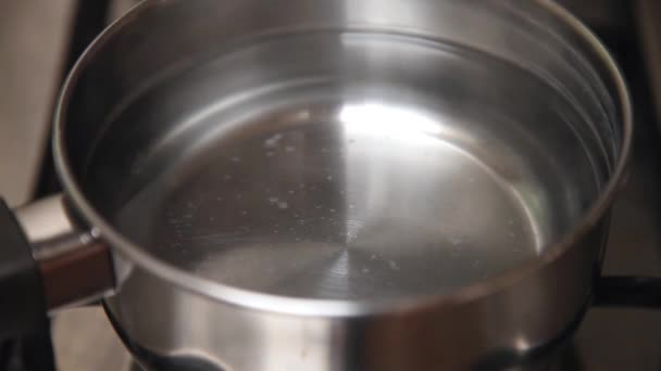 Vapore di acqua bollente sul fornello in cucina . — Video Stock