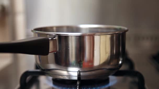 Agua hirviendo en la estufa en la cocina. Película de alta velocidad . — Vídeos de Stock