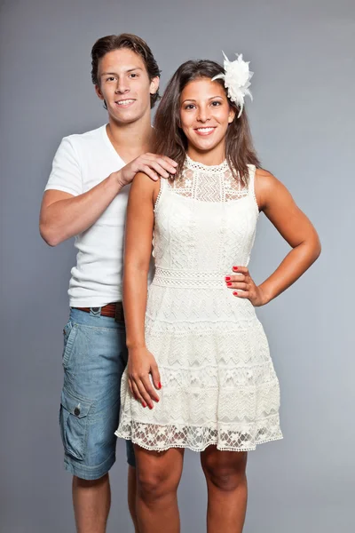 Bastante joven pareja casual vestida. Hermano y hermana. Muy guapo. Cabello castaño y ojos. Retrato de estudio aislado sobre fondo gris . —  Fotos de Stock