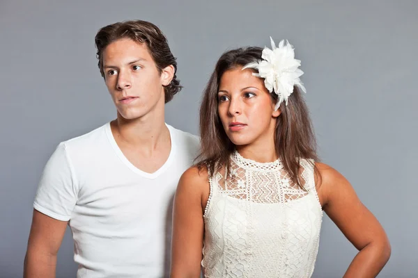 Casal muito jovem vestido casual. Irmão e irmã. Boa aparência. Cabelo castanho e olhos. Retrato de estúdio isolado sobre fundo cinza . — Fotografia de Stock