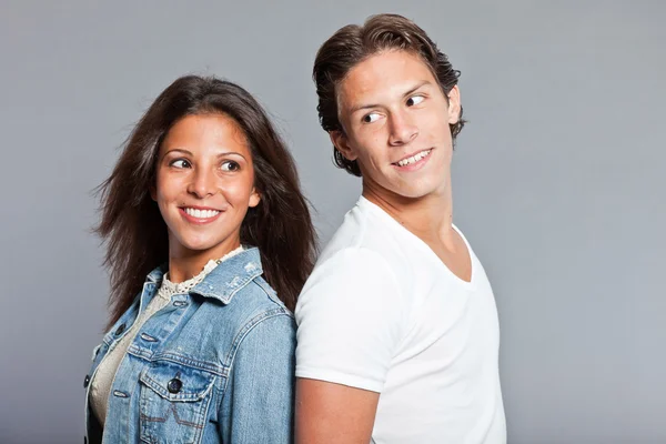 Bastante joven pareja casual vestida. Hermano y hermana. Muy guapo. Cabello castaño y ojos. Retrato de estudio aislado sobre fondo gris . —  Fotos de Stock