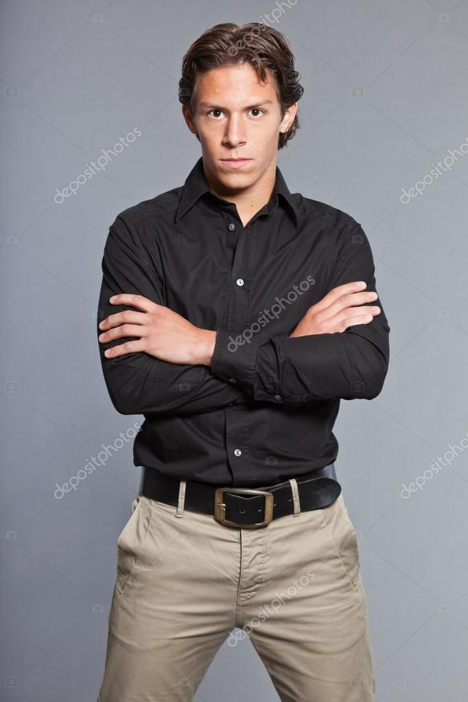Ragazzo con i capelli castani e gli occhi. Indossava camicia nera
