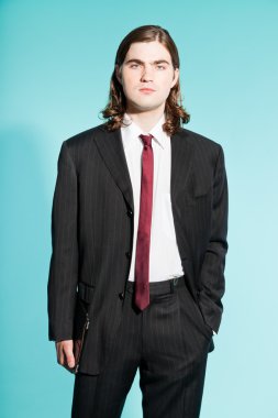 uzun kahverengi saçlı emin seyir ile cool iş adamı.