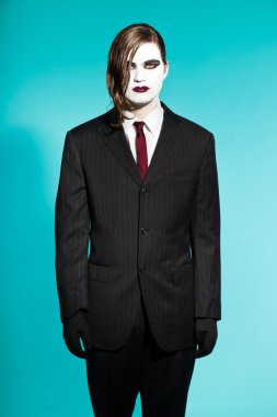 Gotik vampir siyah çizgili takım elbise ve koyu kırmızı kravat takan bir adam iş arıyorum.