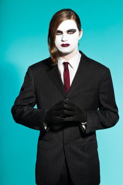Gotik vampir siyah çizgili takım elbise ve koyu kırmızı kravat takan bir adam iş arıyorum.