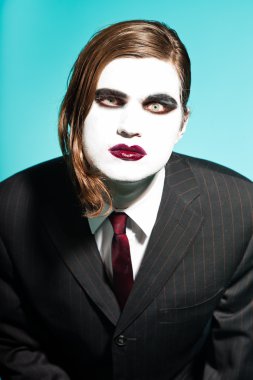 Gotik vampir siyah çizgili takım elbise ve koyu kırmızı kravat takan bir adam iş arıyorum.