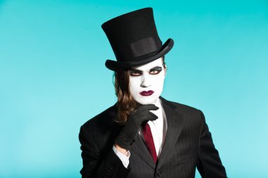 Gotik bir vampir siyah çizgili takım elbise ve koyu kırmızı kravat takan bir adam iş arıyorum. farklı bir şekilde. korkunç, beyaz bir yüz. siyah vintage şapka.