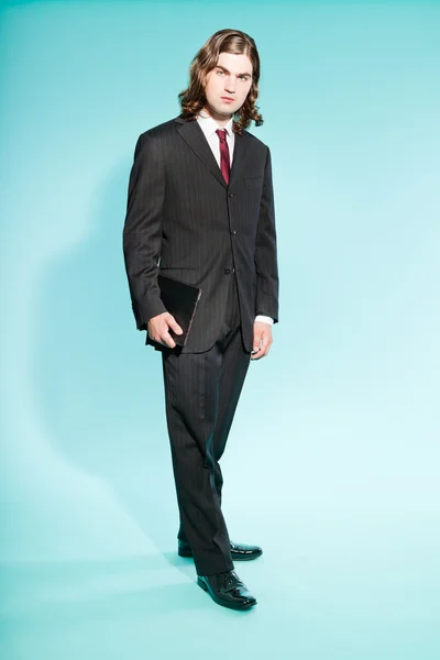 Cool homme d'affaires avec de longs cheveux bruns à la recherche confiante . — Photo