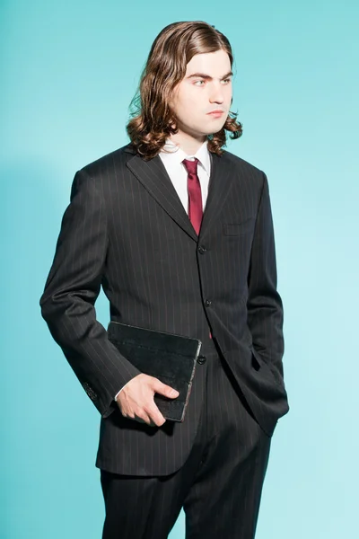 Cooler Geschäftsmann mit langen braunen Haaren sieht selbstbewusst aus. — Stockfoto