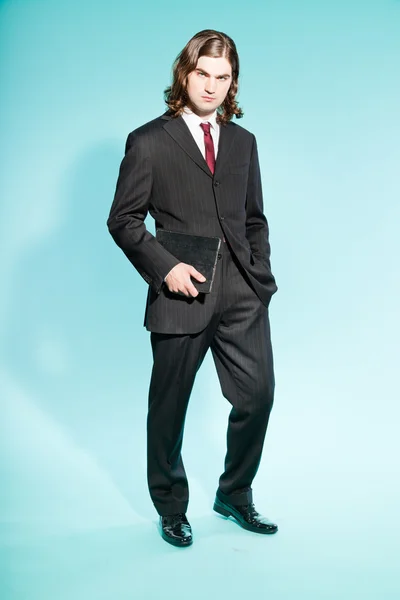Uomo d'affari fresco con lunghi capelli castani dall'aspetto sicuro . — Foto Stock
