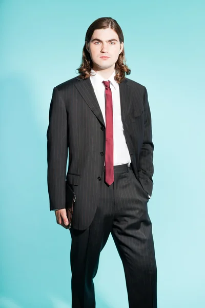 Cool hombre de negocios con cabello largo y castaño de aspecto seguro . —  Fotos de Stock