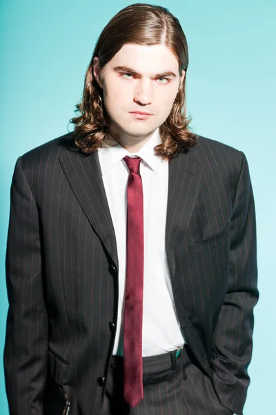 Zangado frustrado homem de negócios com cabelos castanhos longos . — Fotografia de Stock