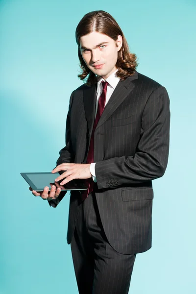 Крутой бизнесмен с длинными темными волосами, уверенный в себе . — стоковое фото
