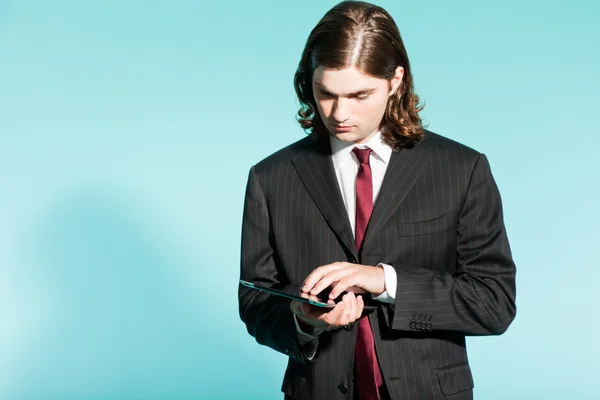 Cooler Geschäftsmann mit langen braunen Haaren sieht selbstbewusst aus. — Stockfoto