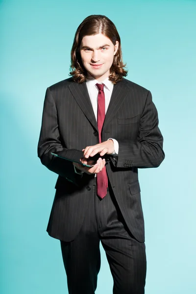 Cool hombre de negocios con cabello largo y castaño de aspecto seguro . —  Fotos de Stock