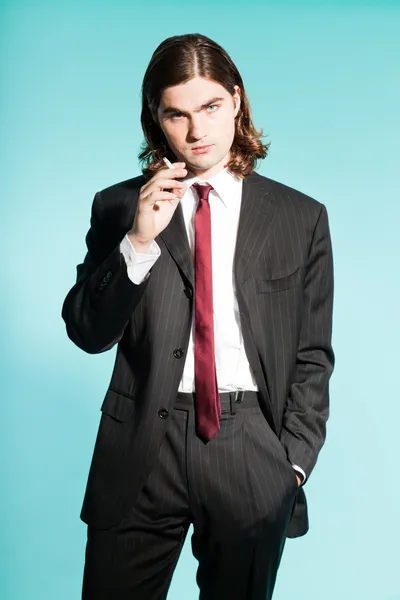 Homem de negócios legal com cabelos castanhos longos olhar confiante . — Fotografia de Stock