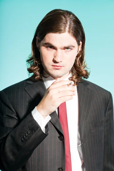 Cool hombre de negocios con cabello largo y castaño de aspecto seguro . —  Fotos de Stock