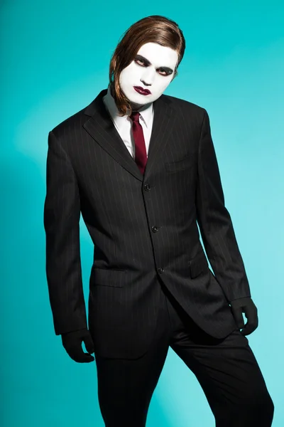 Gotik vampir siyah çizgili takım elbise ve koyu kırmızı kravat takan bir adam iş arıyorum. — Stok fotoğraf