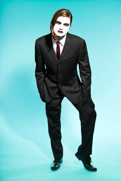 Gotik vampir siyah çizgili takım elbise ve koyu kırmızı kravat takan bir adam iş arıyorum. — Stok fotoğraf
