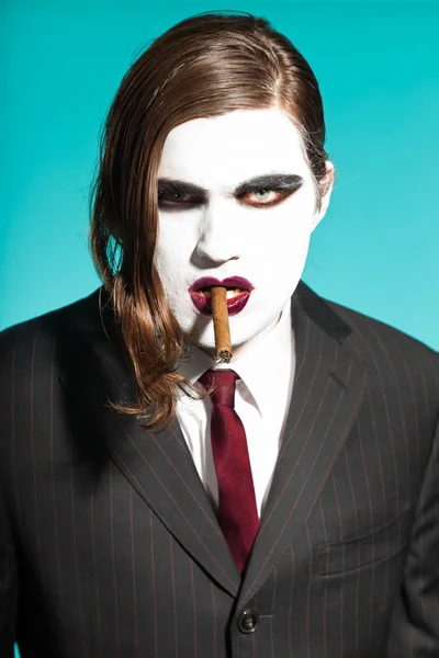 Gothic vampyr ser business man bär svart randig kostym och mörka röd slips. — Stockfoto