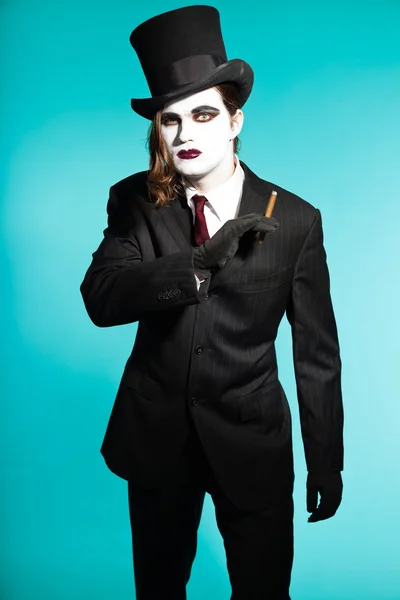 Vampiro gótico buscando hombre de negocios con traje negro a rayas y corbata roja oscura. Otro tipo. Cara blanca aterradora. Sombrero vintage negro . —  Fotos de Stock