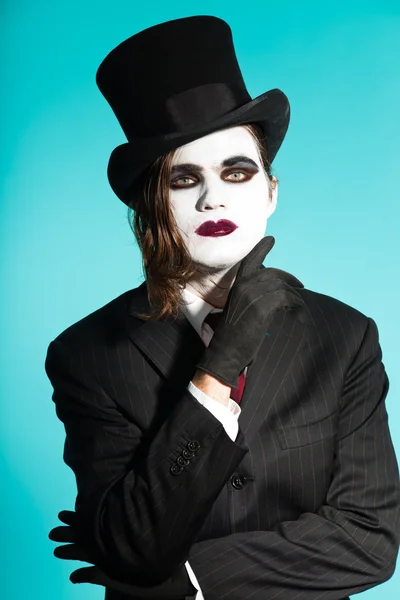 Gotische vampier op zoek zakenman dragen zwart gestreepte pak en donkere rode stropdas. een andere soort. eng wit gezicht. zwarte vintage hoed. — Stockfoto