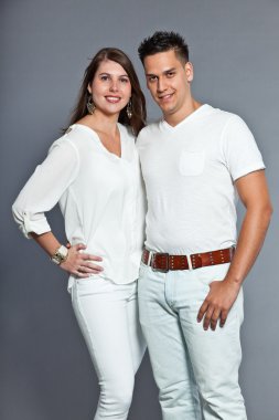 çeşitli genç mutlu çiftin birlikte. Beyaz giyinmiş.