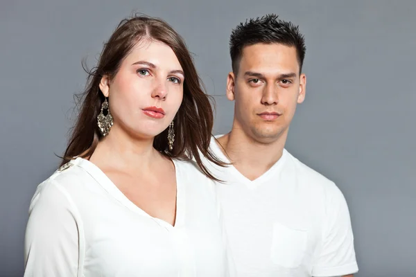 Olika unga lyckliga paret tillsammans. klädd i vitt. — Stockfoto