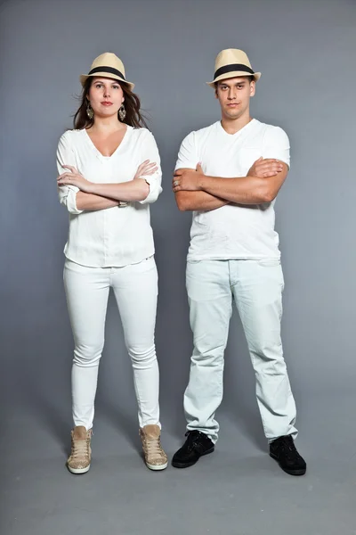 不同年轻快乐夫妇在一起。穿白色衣服. — 图库照片