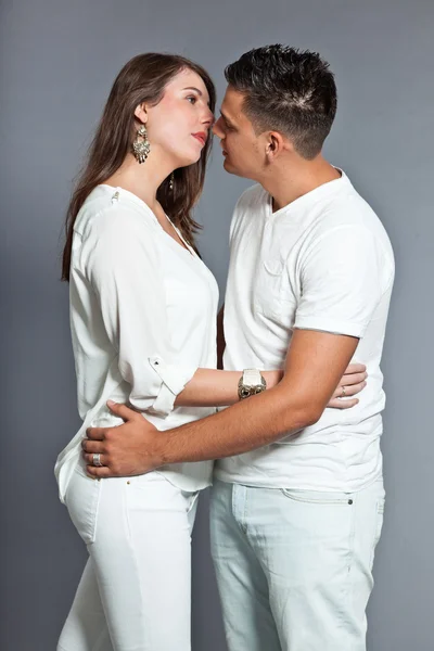 Diversos jovens casais felizes juntos. Vestido de branco . — Fotografia de Stock