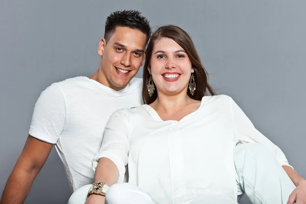 Diversos jovens casais felizes juntos. Vestido de branco . — Fotografia de Stock