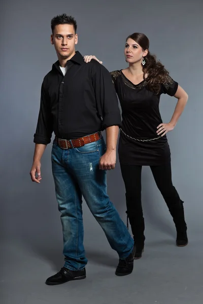 Diversos jovens casais juntos. Vestido de preto . — Fotografia de Stock