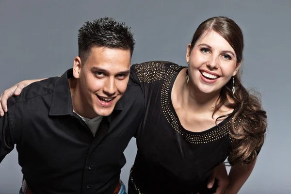 Diversas parejas jóvenes juntas. Vestido de negro . — Foto de Stock