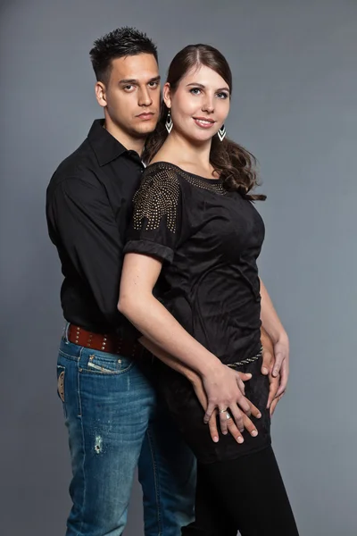 Verschiedene junge Paare zusammen. schwarz gekleidet. — Stockfoto