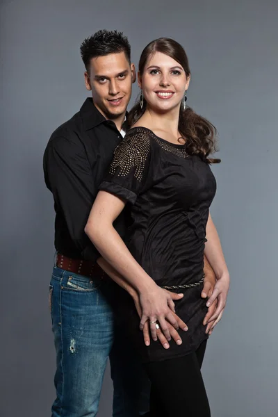 Diversas parejas jóvenes juntas. Vestido de negro . — Foto de Stock