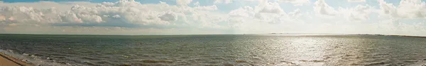 Schöne Panoramaaufnahme des holländischen Wattenmeeres mit blauem, stürmisch bewölkten Himmel. — Stockfoto