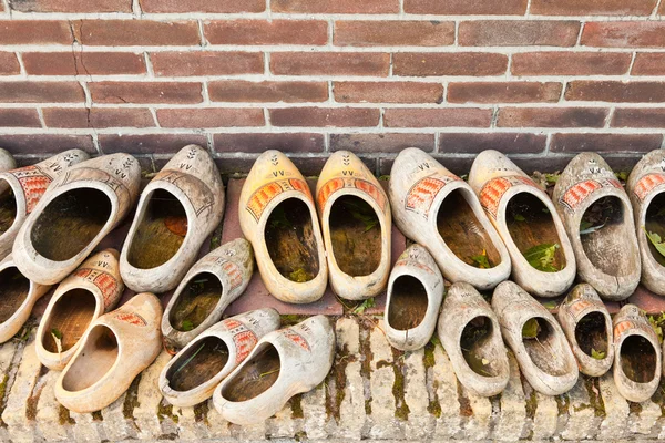 Un sacco di vecchie scarpe di legno olandesi . — Foto Stock