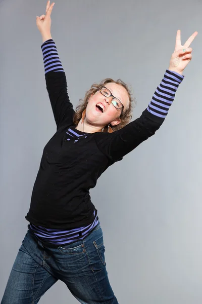 Glad rolig tonårig tjej med lockigt blont hår. — Stockfoto