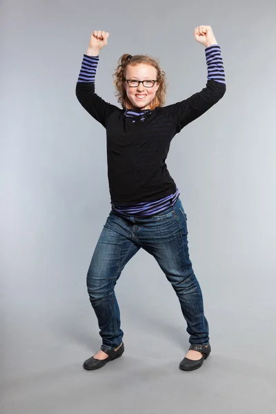 Gelukkig grappig tiener meisje met krullend blonde haren. — Stockfoto