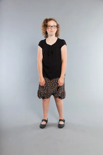 Feliz engraçado adolescente com cabelo louro encaracolado . — Fotografia de Stock