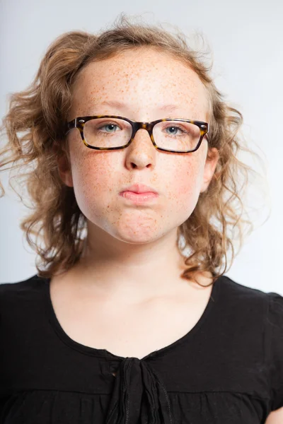 Feliz engraçado adolescente com cabelo louro encaracolado . — Fotografia de Stock