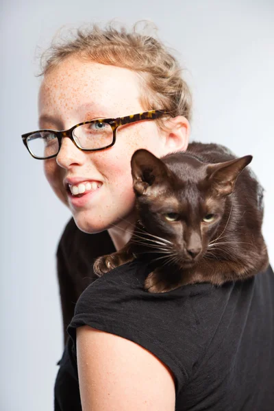 幸せな面白い十代女の子ホールディング茶色オリエンタル猫. ロイヤリティフリーのストック写真