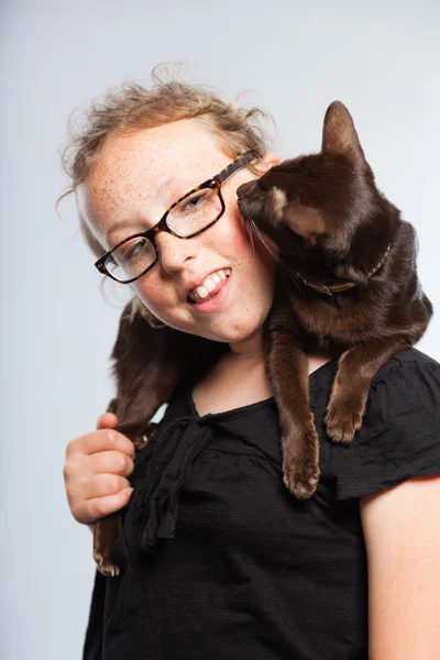 幸せな面白い十代女の子ホールディング茶色オリエンタル猫. ストックフォト