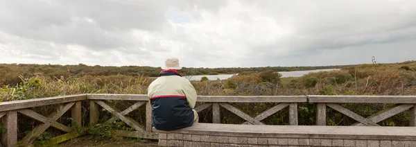Панорамный снимок пожилого пенсионера, наслаждающегося природой . — стоковое фото