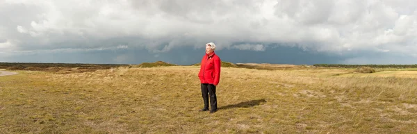 Panoramaaufnahme einer Rentnerin, die die Natur genießt. — Stockfoto