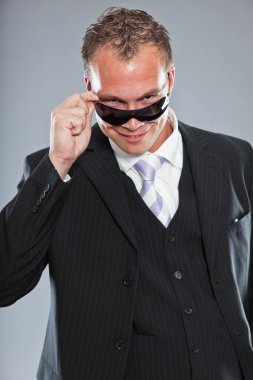 mutlu genç iş adamı kısa saçlı beyaz gömlek ve mor kravat ile koyu takım elbise.