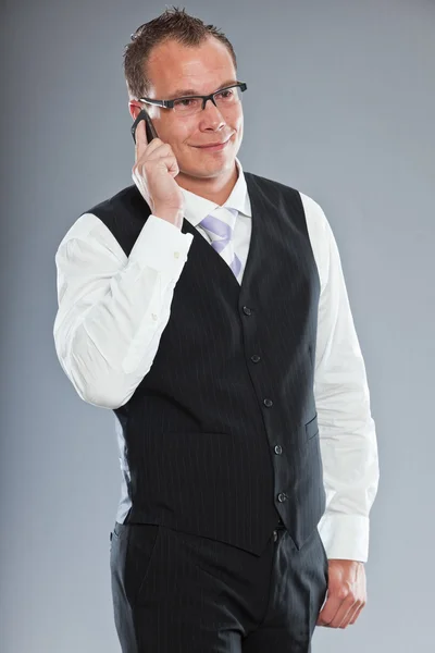 Feliz joven hombre de negocios con pelo corto con traje oscuro con camisa blanca y corbata púrpura . —  Fotos de Stock