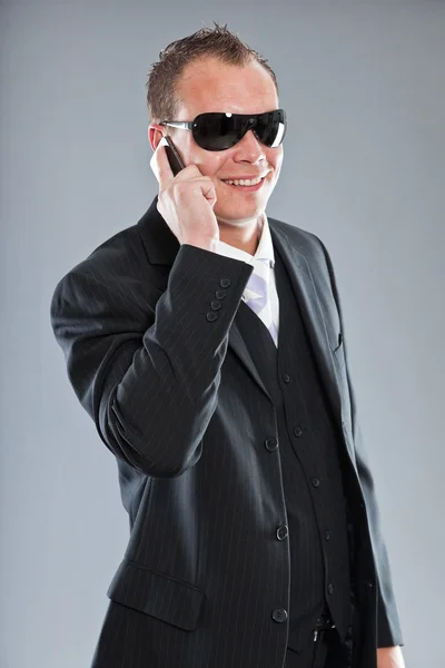 Happy young business man with short hair wearing dark suit with white shirt and purple tie. — Stock Photo, Image